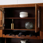 Cucina in legno, credenza bianca, portabottiglie integrato