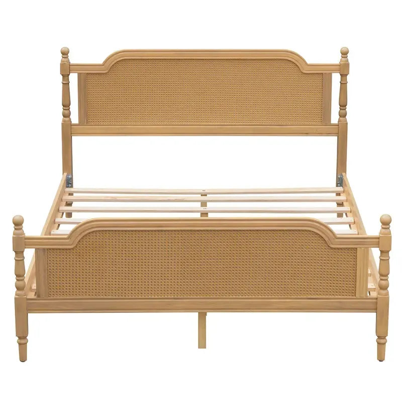 Letto a piattaforma in stile tradizionale con testiera e pediera in rattan per camera da letto