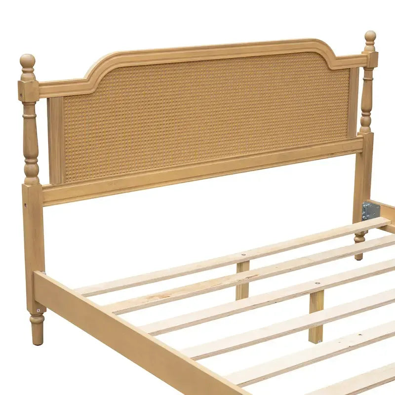 Letto a piattaforma in stile tradizionale con testiera e pediera in rattan per camera da letto