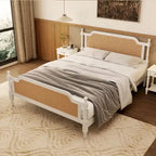 Letto a piattaforma in stile tradizionale con testiera e pediera in rattan per camera da letto