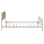 Letto a piattaforma in stile tradizionale con testiera e pediera in rattan per camera da letto