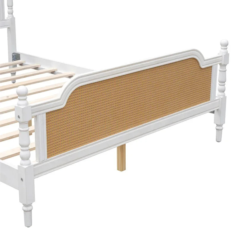 Letto a piattaforma in stile tradizionale con testiera e pediera in rattan per camera da letto