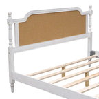 Letto a piattaforma in stile tradizionale con testiera e pediera in rattan per camera da letto