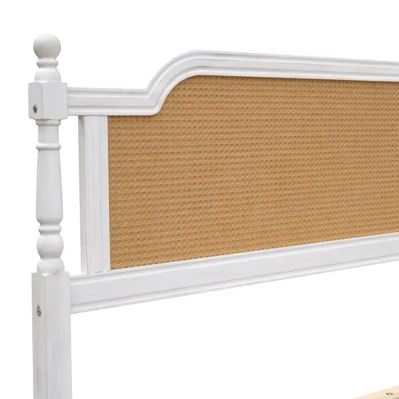 Letto a piattaforma in stile tradizionale con testiera e pediera in rattan per camera da letto