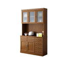 Cucina in legno, credenza bianca, portabottiglie integrato