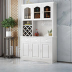 Cucina in legno, credenza bianca, portabottiglie integrato