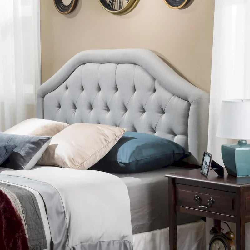 Testiera imbottita regolabile per letto a una piazza e mezza/matrimoniale con bottoni decorativi e gambe in ferro nero, design curvo