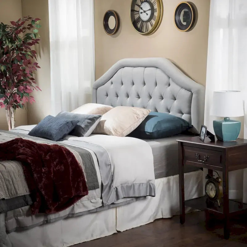 Testiera imbottita regolabile per letto a una piazza e mezza/matrimoniale con bottoni decorativi e gambe in ferro nero, design curvo