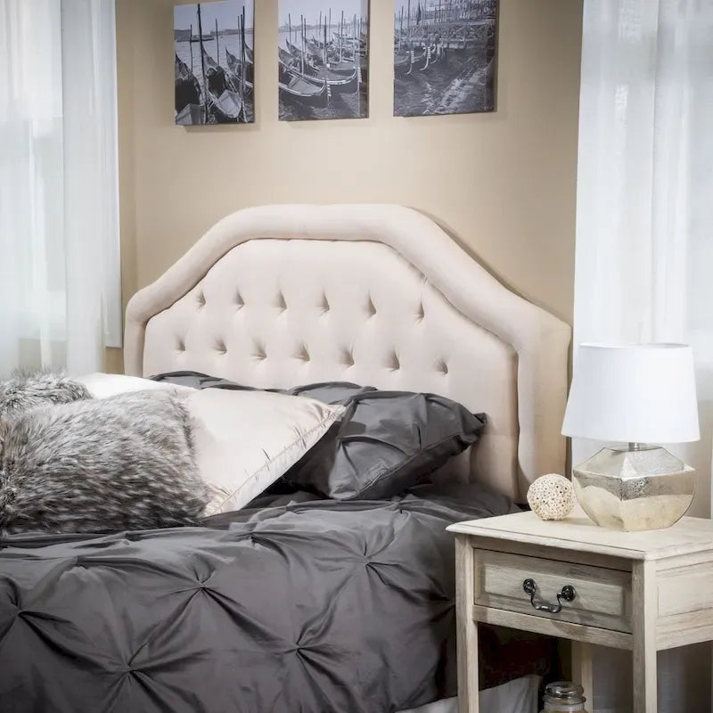 Testiera imbottita regolabile per letto a una piazza e mezza/matrimoniale con bottoni decorativi e gambe in ferro nero, design curvo