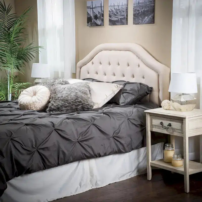Testiera imbottita regolabile per letto a una piazza e mezza/matrimoniale con bottoni decorativi e gambe in ferro nero, design curvo
