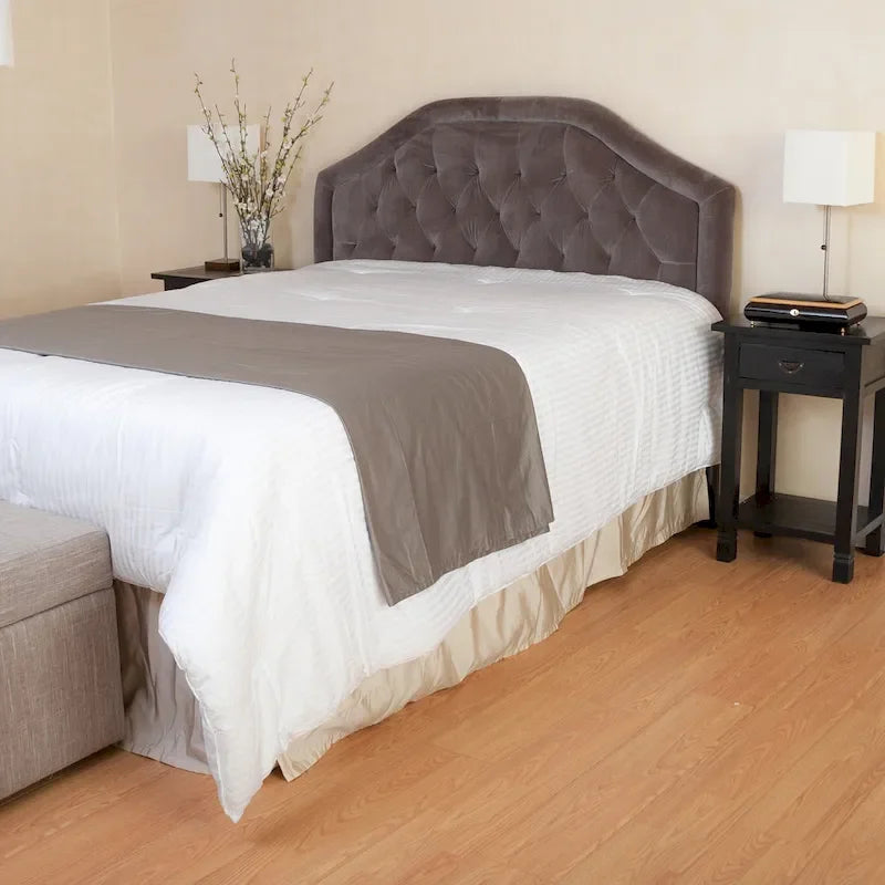 Testiera imbottita regolabile per letto a una piazza e mezza/matrimoniale con bottoni decorativi e gambe in ferro nero, design curvo