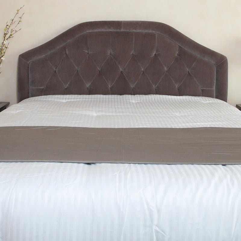 Testiera imbottita regolabile per letto a una piazza e mezza/matrimoniale con bottoni decorativi e gambe in ferro nero, design curvo