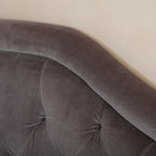Testiera imbottita regolabile per letto a una piazza e mezza/matrimoniale con bottoni decorativi e gambe in ferro nero, design curvo
