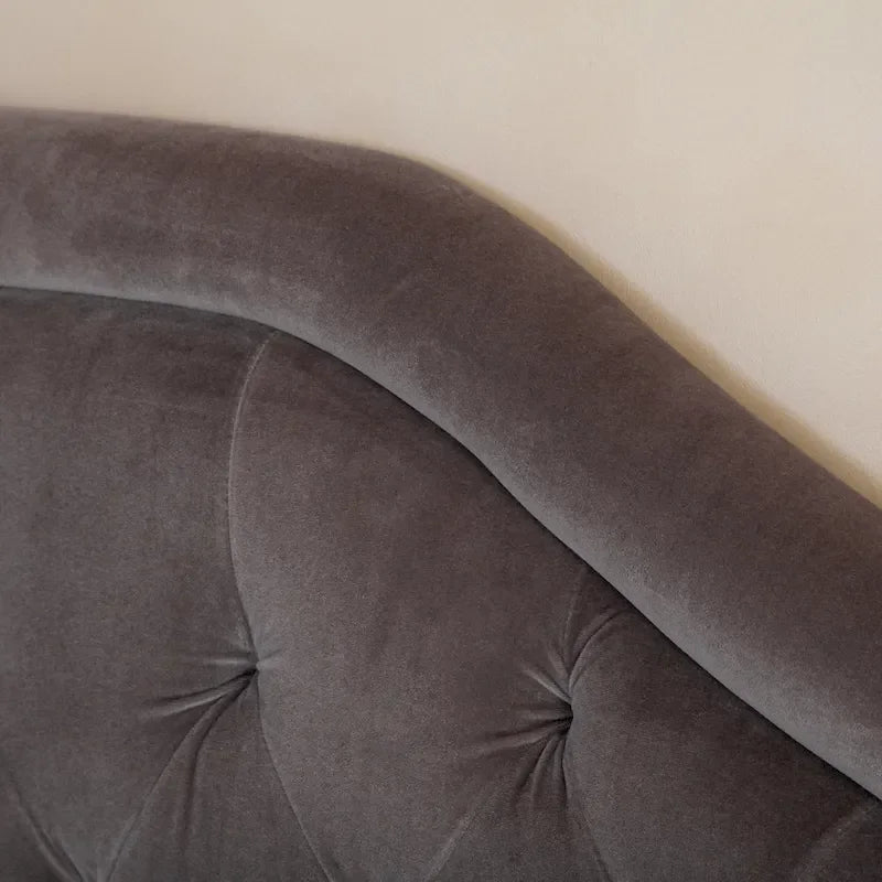 Testiera imbottita regolabile per letto a una piazza e mezza/matrimoniale con bottoni decorativi e gambe in ferro nero, design curvo