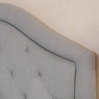 Testiera imbottita regolabile per letto a una piazza e mezza/matrimoniale con bottoni decorativi e gambe in ferro nero, design curvo