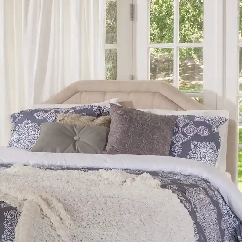 Testiera imbottita regolabile per letto a una piazza e mezza/matrimoniale con bottoni decorativi e gambe in ferro nero, design curvo