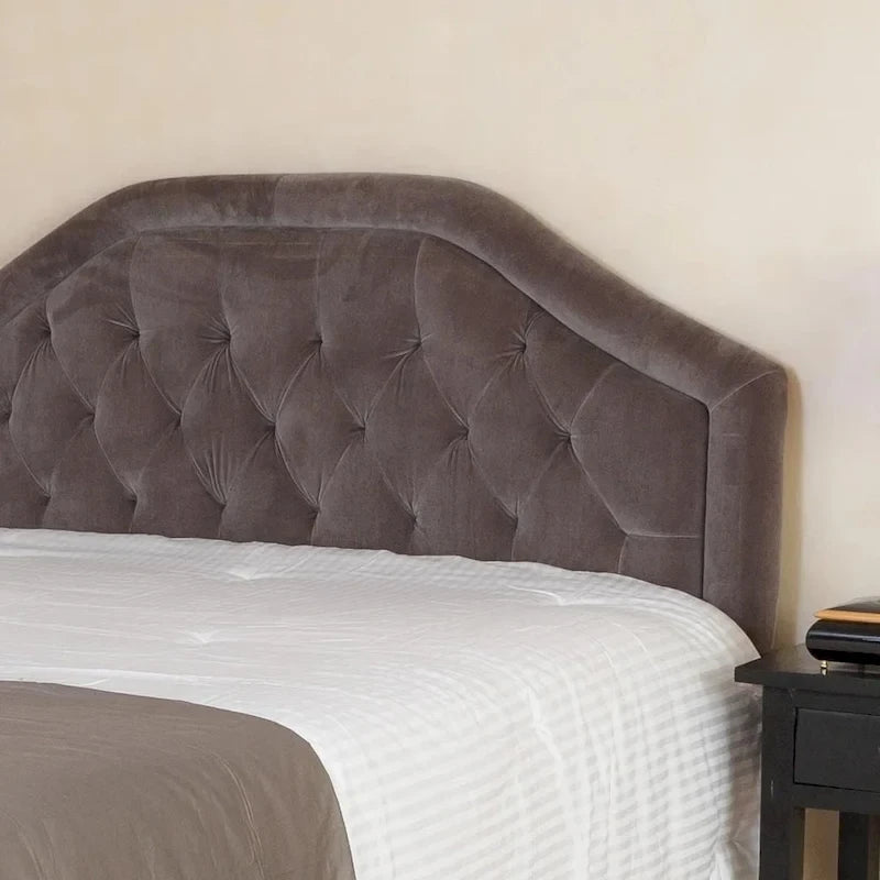 Testiera imbottita regolabile per letto a una piazza e mezza/matrimoniale con bottoni decorativi e gambe in ferro nero, design curvo