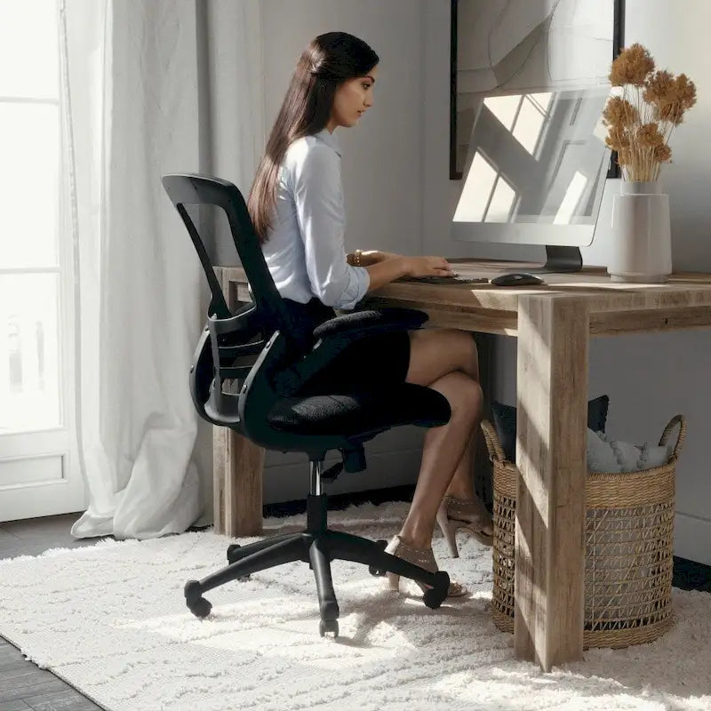Sedia da ufficio ergonomica girevole in rete a schienale medio con braccioli ribaltabili