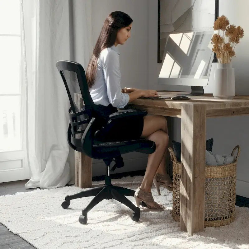 Sedia da ufficio ergonomica girevole in rete a schienale medio con braccioli ribaltabili