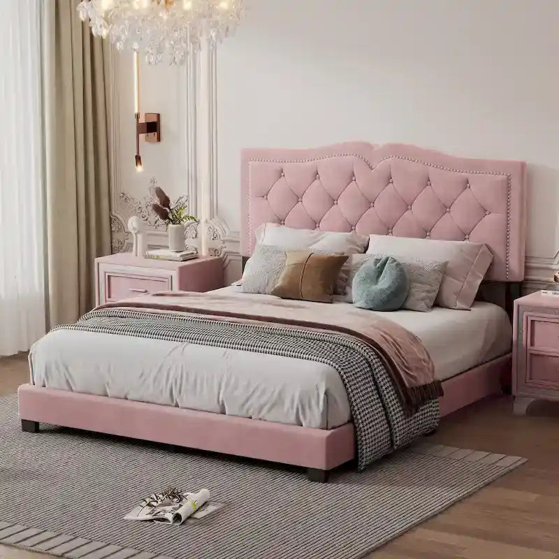Letto a piattaforma Queen Size imbottito in velluto con testiera trapuntata