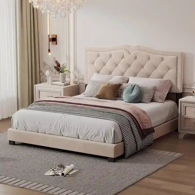 Letto a piattaforma Queen Size imbottito in velluto con testiera trapuntata
