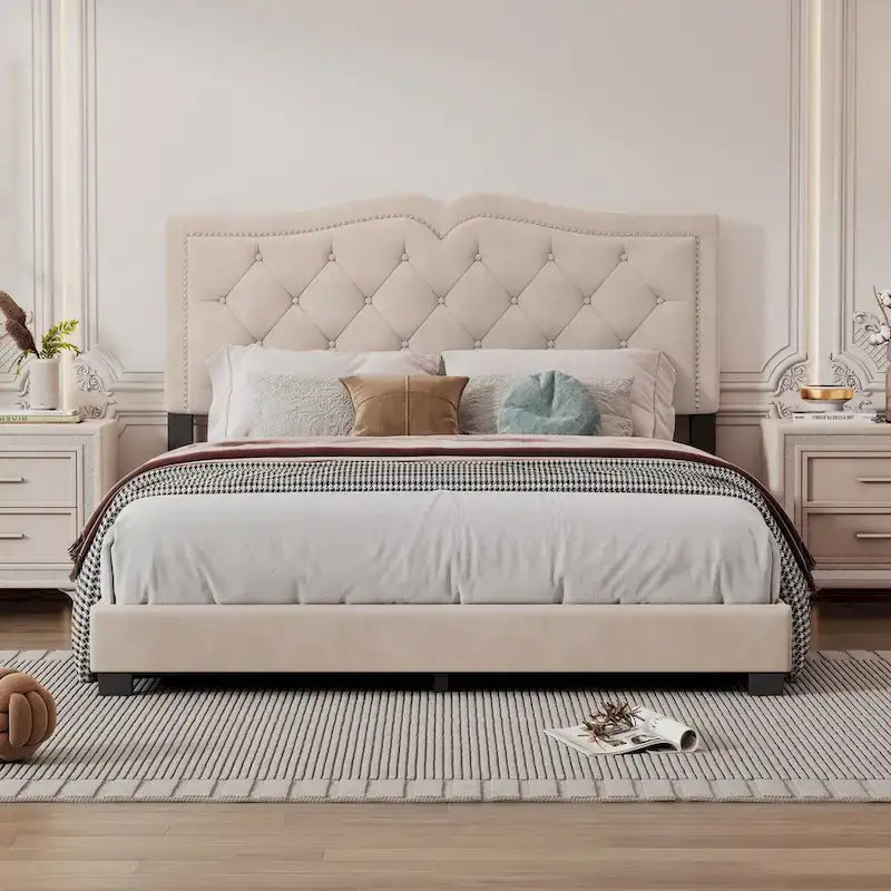Letto a piattaforma Queen Size imbottito in velluto con testiera trapuntata