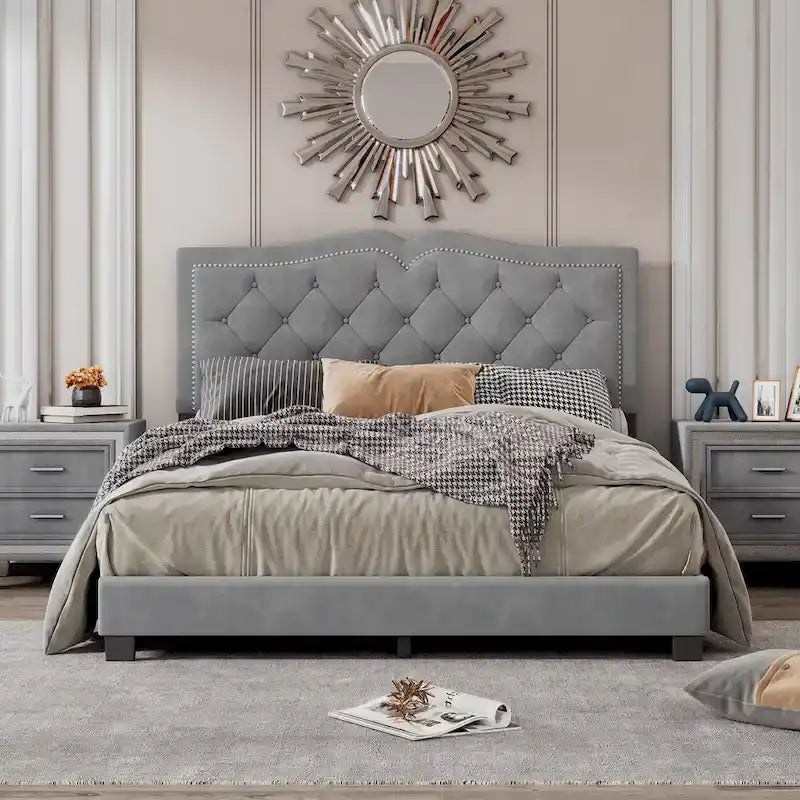 Letto a piattaforma Queen Size imbottito in velluto con testiera trapuntata