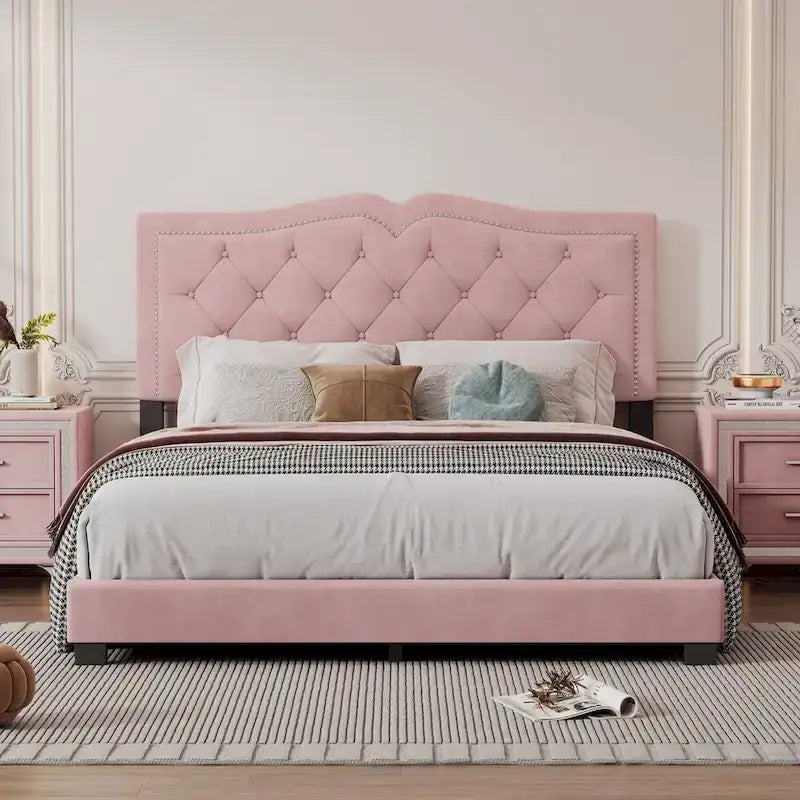 Letto a piattaforma Queen Size imbottito in velluto con testiera trapuntata