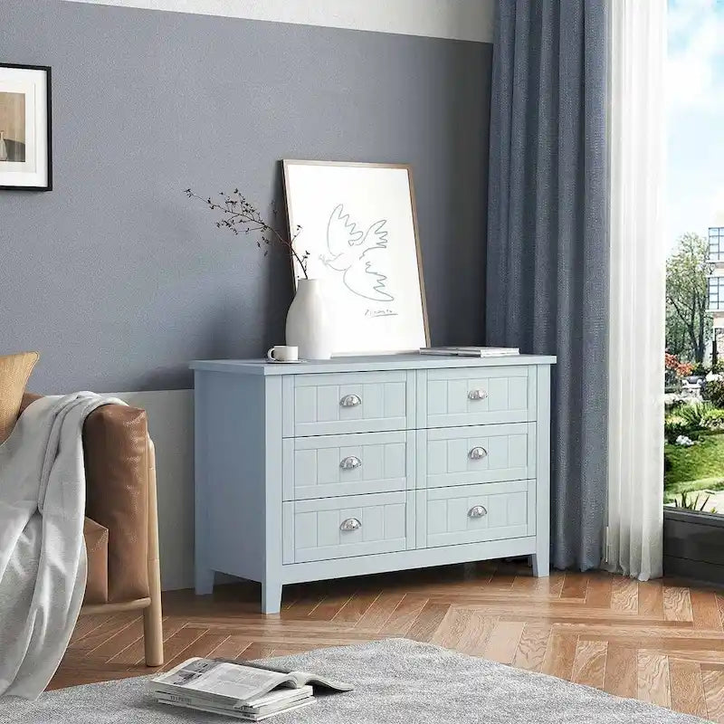Comò moderno con struttura in legno massello e maniglia a conchiglia retrò