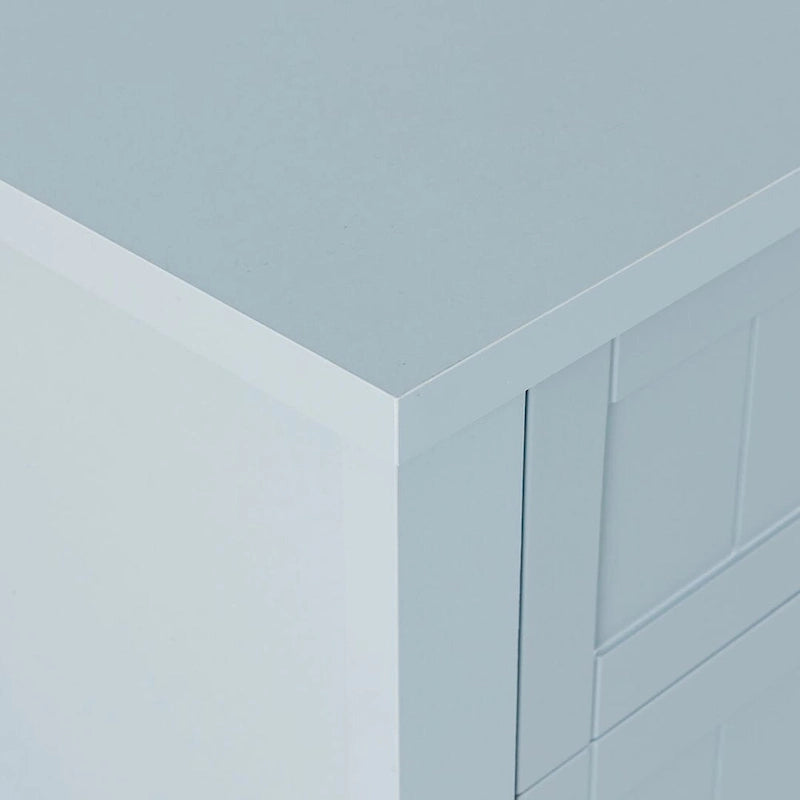 Comò moderno con struttura in legno massello e maniglia a conchiglia retrò